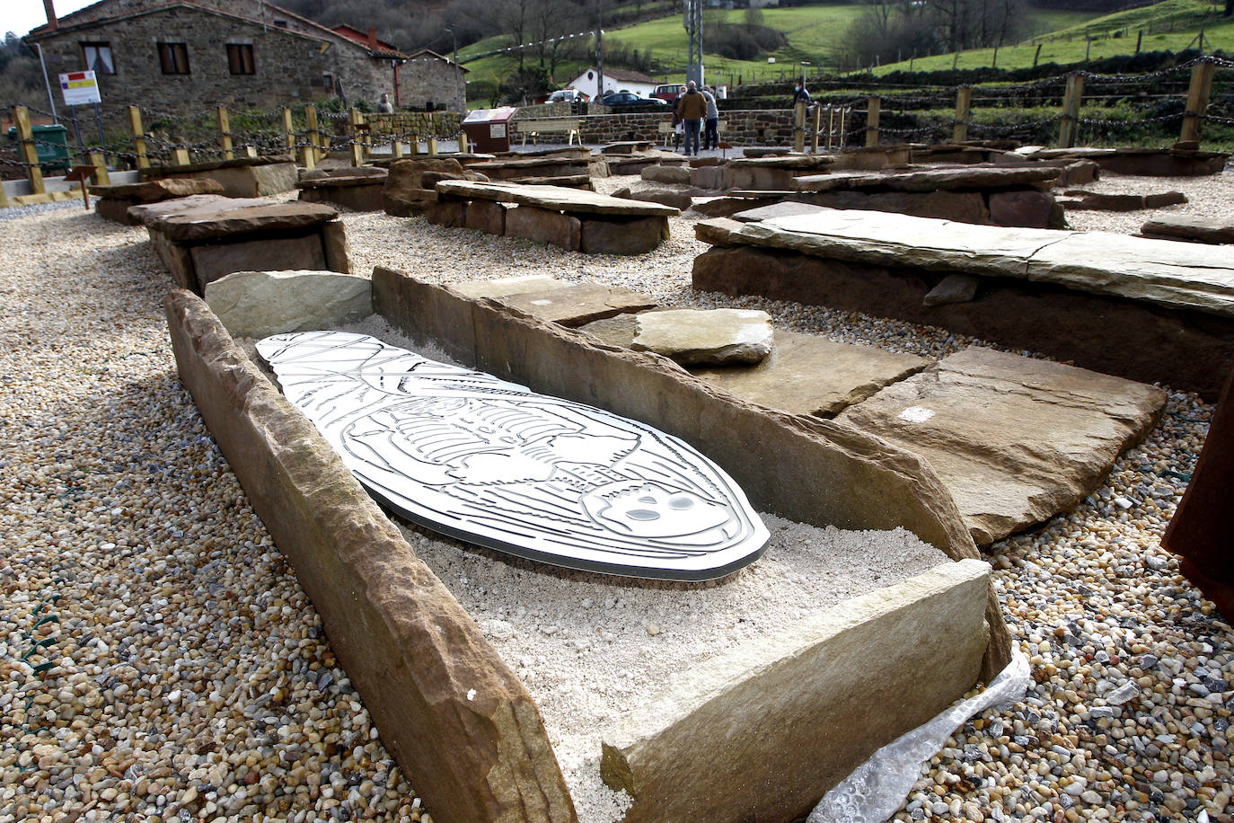 Se levanta sobre un cementerio cristiano con más de mil años de historia, datado entre el año 799 y el 971 después de Cristo