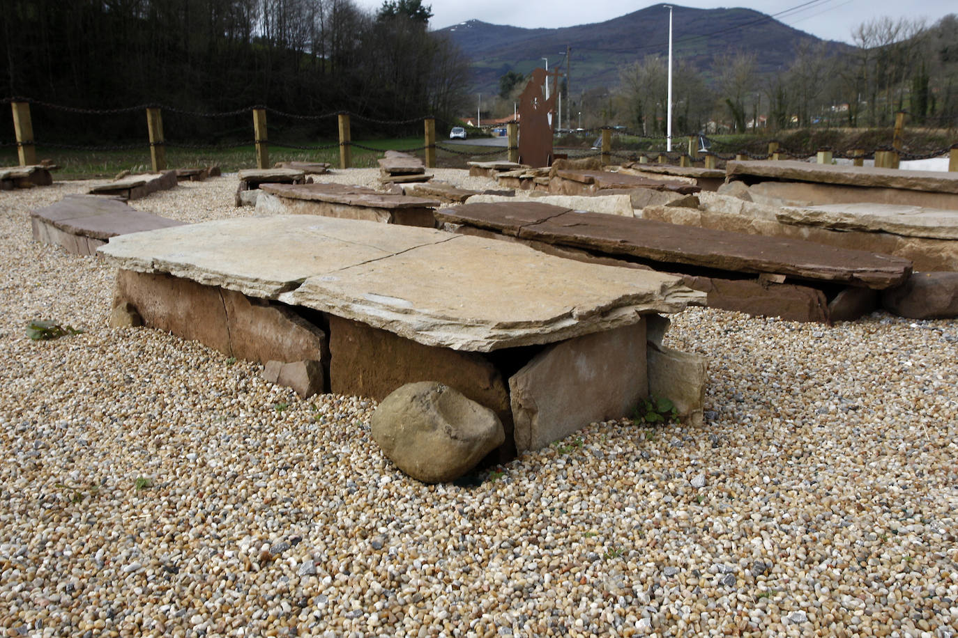 Se levanta sobre un cementerio cristiano con más de mil años de historia, datado entre el año 799 y el 971 después de Cristo