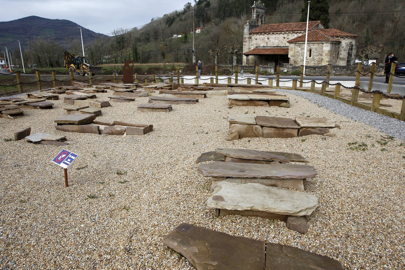 Se levanta sobre un cementerio cristiano con más de mil años de historia, datado entre el año 799 y el 971 después de Cristo