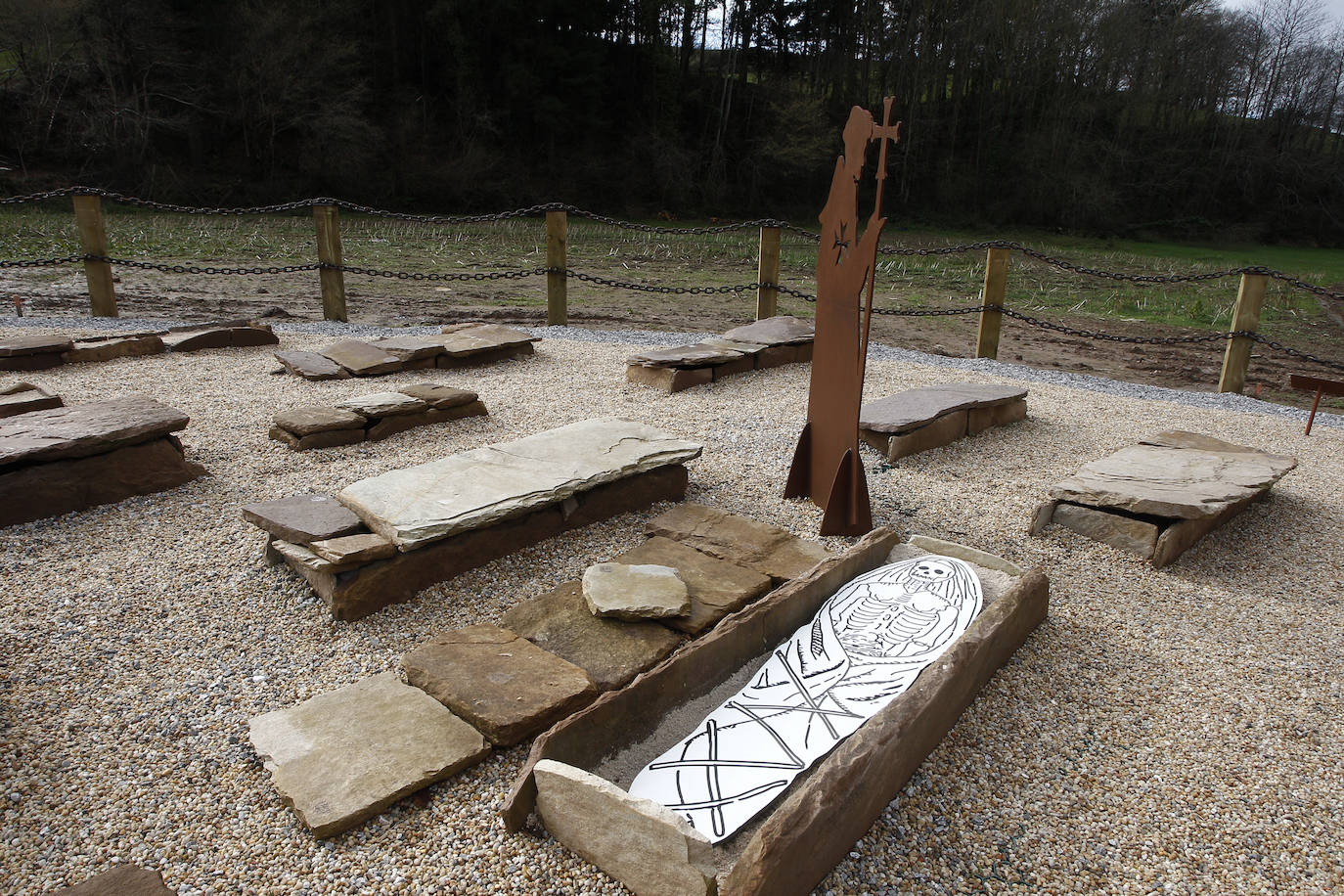 Se levanta sobre un cementerio cristiano con más de mil años de historia, datado entre el año 799 y el 971 después de Cristo