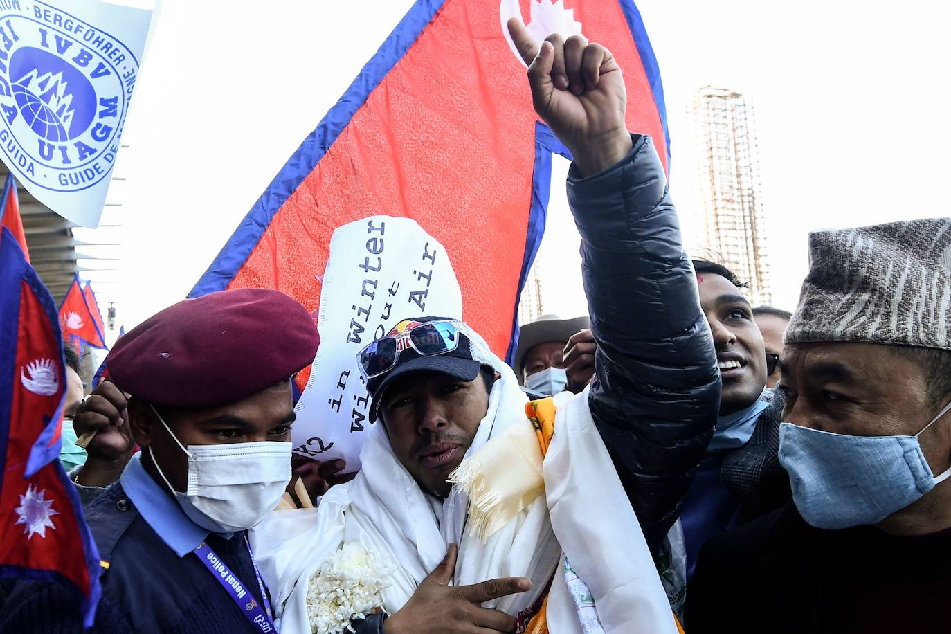 El equipo regresó triunfalmente a Nepal donde fue recibido por cientos de seguidores con los brazos llenos de flores y decenas de motos escoltaron a los héroes. La proeza de estos diez alpinistas nepalíes puso finalmente de manifiesto el valor de los sherpas y el papel esencial que han desempeñado sus antepasados desde las primeras expediciones dirigidas por occidentales a principios del siglo XX.