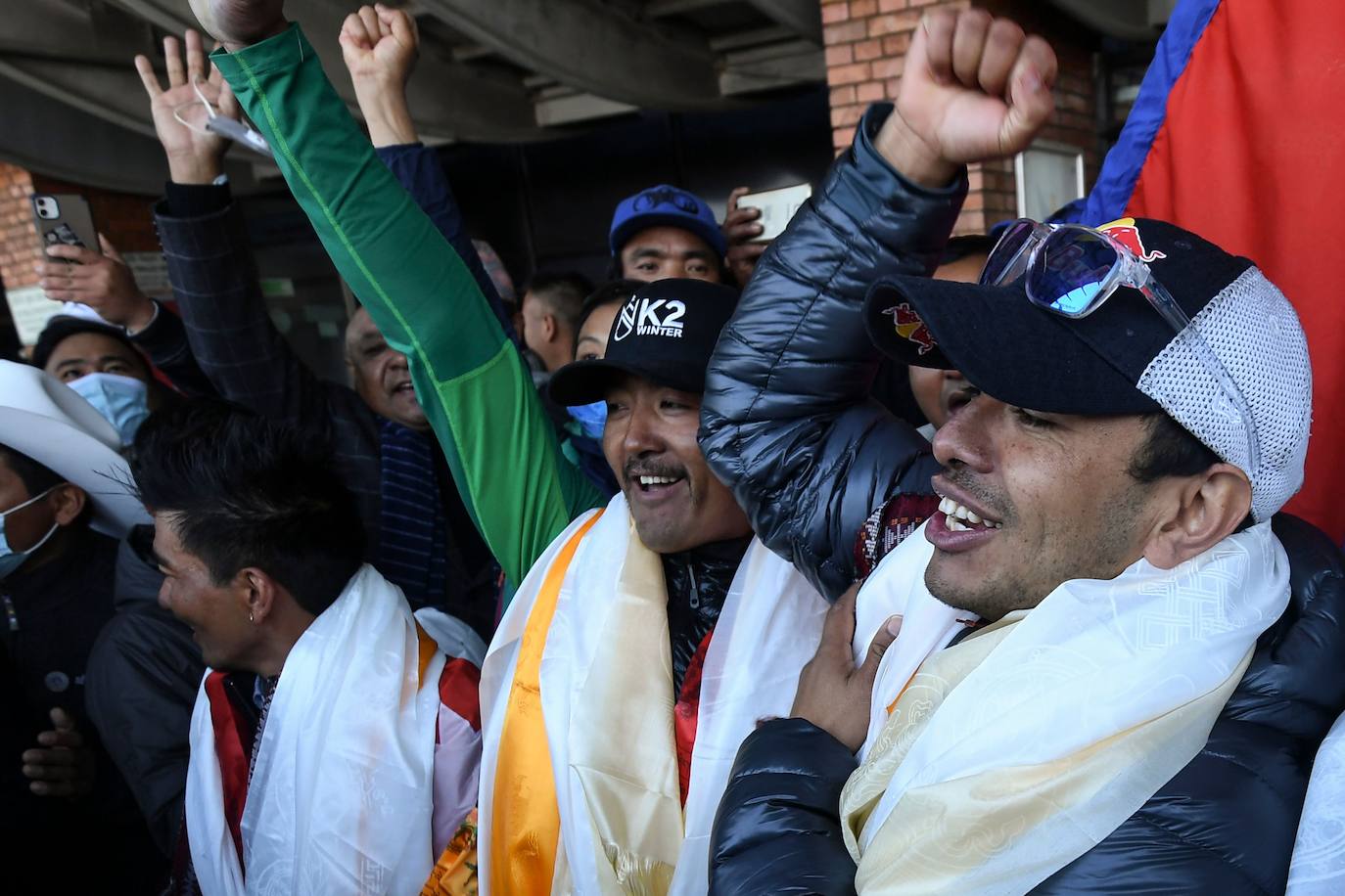 El equipo regresó triunfalmente a Nepal donde fue recibido por cientos de seguidores con los brazos llenos de flores y decenas de motos escoltaron a los héroes. La proeza de estos diez alpinistas nepalíes puso finalmente de manifiesto el valor de los sherpas y el papel esencial que han desempeñado sus antepasados desde las primeras expediciones dirigidas por occidentales a principios del siglo XX.