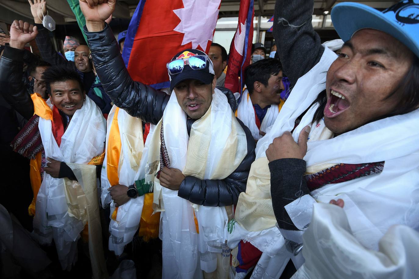 El equipo regresó triunfalmente a Nepal donde fue recibido por cientos de seguidores con los brazos llenos de flores y decenas de motos escoltaron a los héroes. La proeza de estos diez alpinistas nepalíes puso finalmente de manifiesto el valor de los sherpas y el papel esencial que han desempeñado sus antepasados desde las primeras expediciones dirigidas por occidentales a principios del siglo XX.