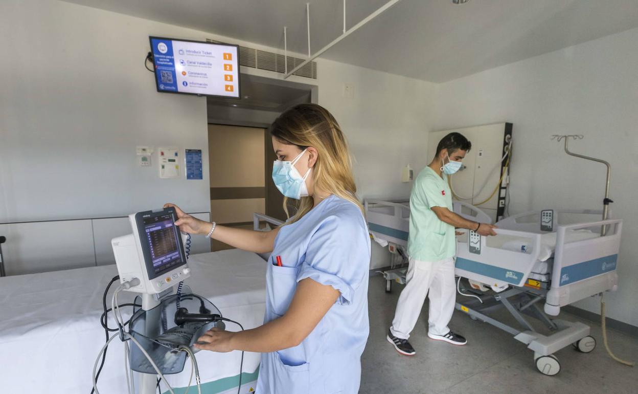 Zonas habilitadas para pacientes de covid-19 en el Hospital Universitario Marqués de Valdecilla.