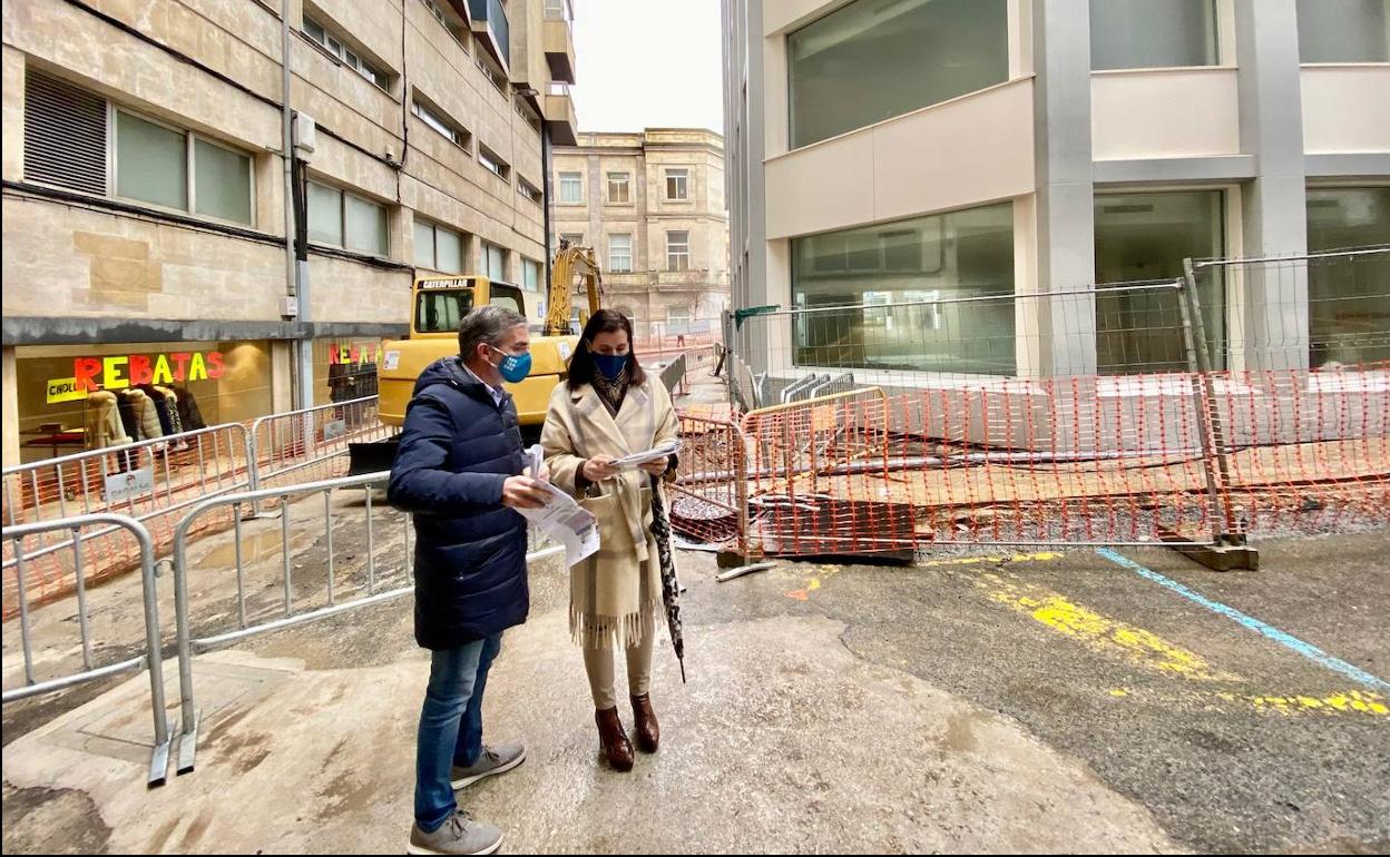 El concejal César Díaz y la alcaldesa Gema Igual, durante su visita a las obras.