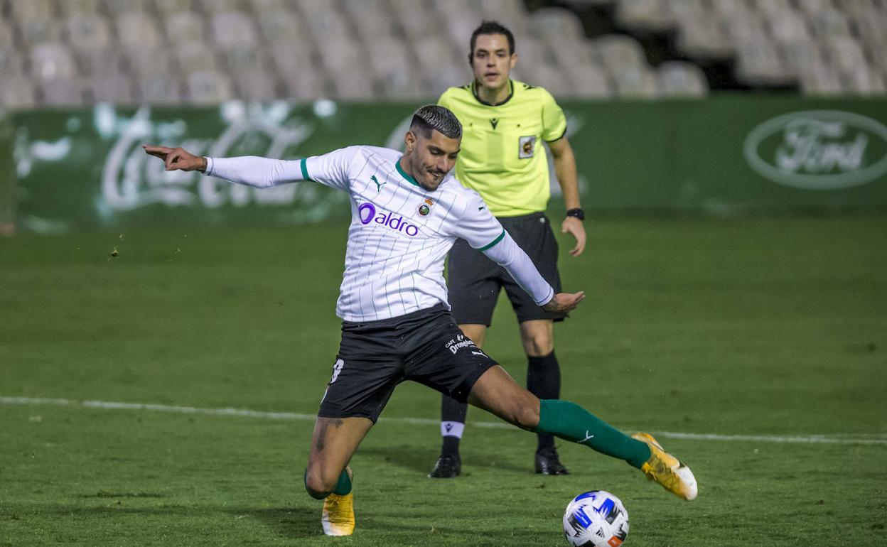 El delantero uruguayo Adrián Balboa, en el partido del pasado domingo ante el Bilbao Athletic en los Campos de Sport de El Sardinero. 