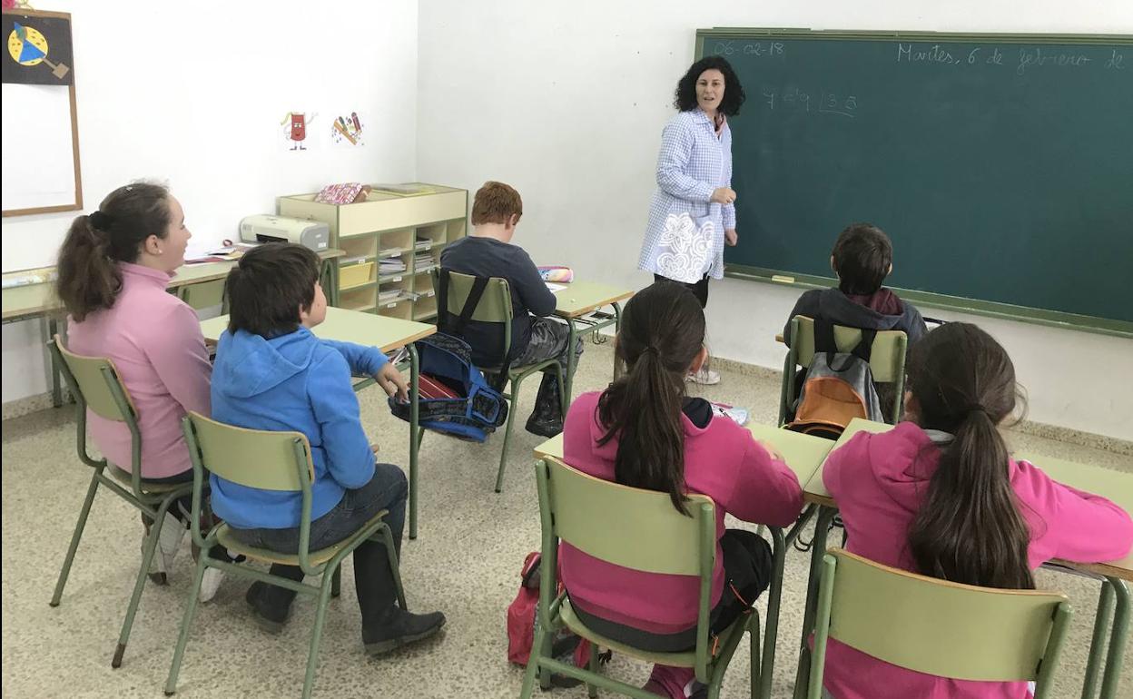 Alumnos en el colegio de San Pedro del Romeral.