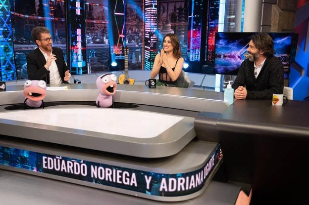 Adriana celebra uno de los aciertos en el juego.