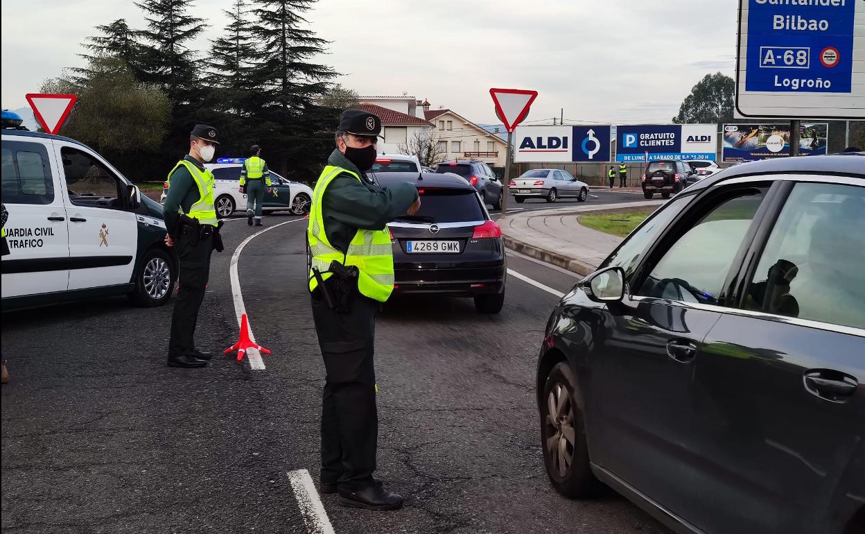 Controles de tráfico este jueves en los accesos a Laredo.