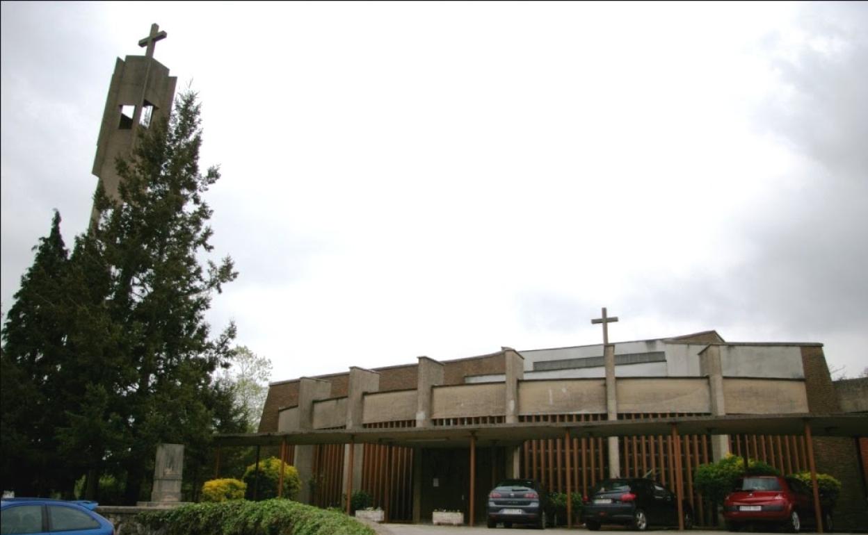 Exterior de la iglesia del Perpetuo Socorro en Sarón (Santa María de Cayón).