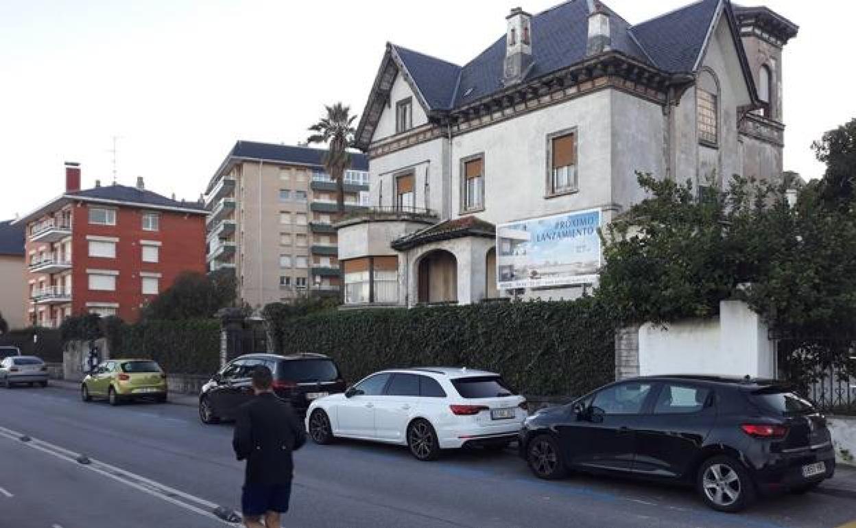 La histórica Casa de Los Tilos se encuentra frente al mar, en el paseo Ocharan Mazas.