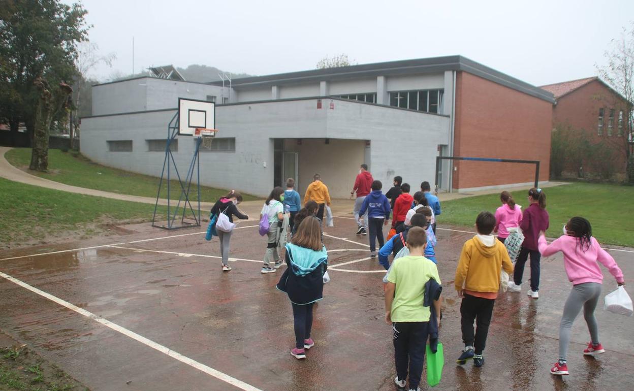 El nuevo polideportivo se ha ubicado dentro del propio recinto escolar 