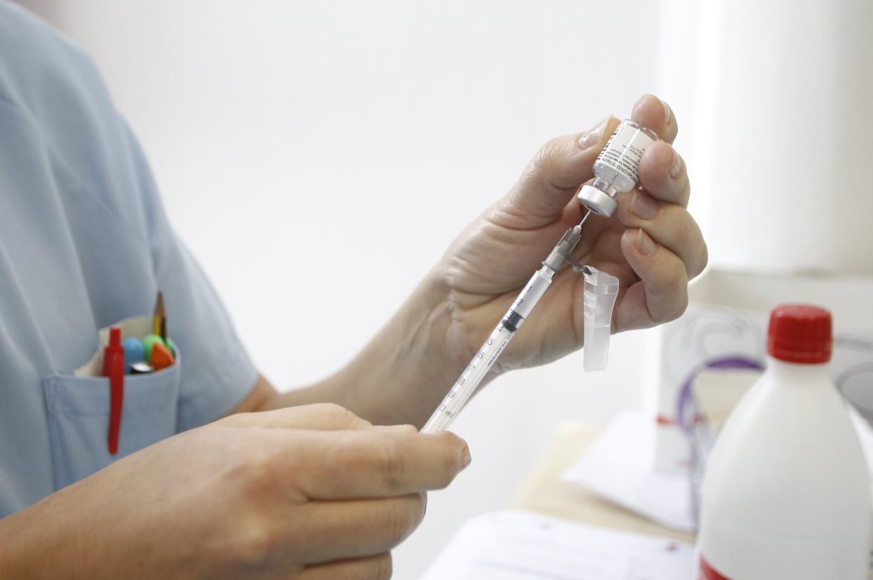 La administración de las segundas dosis depende de que Pfizer envíe las vacunas comprometidas