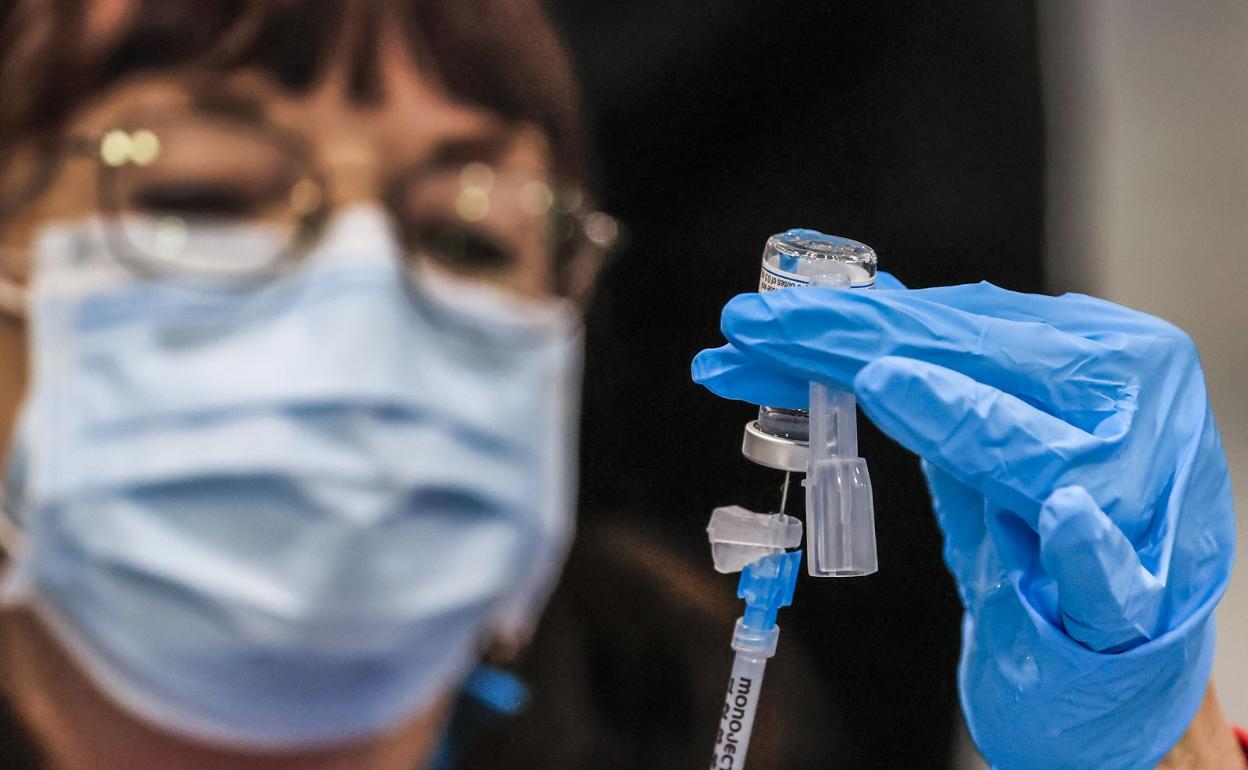 Una enfermera prepara una dosis en la vacunación contra el covid-19.