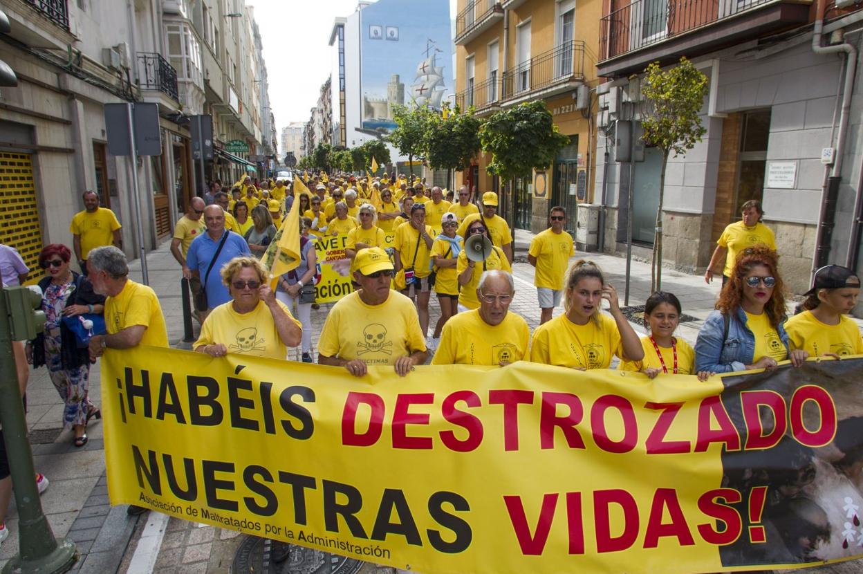 Imagen de archivo de una de las muchas movilizaciones que ha protagonizado AMA. En esta, los afectados pasan por Peña Herbosa. alberto aja