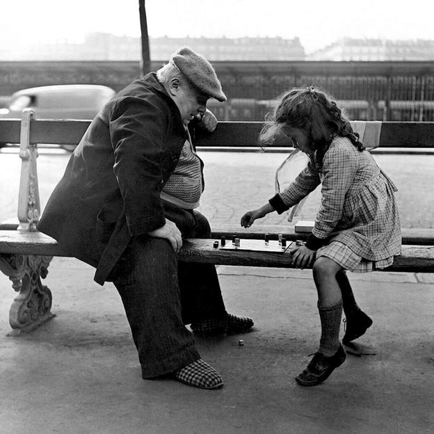 Abuelo y nieta, en plena sesión de juegos.