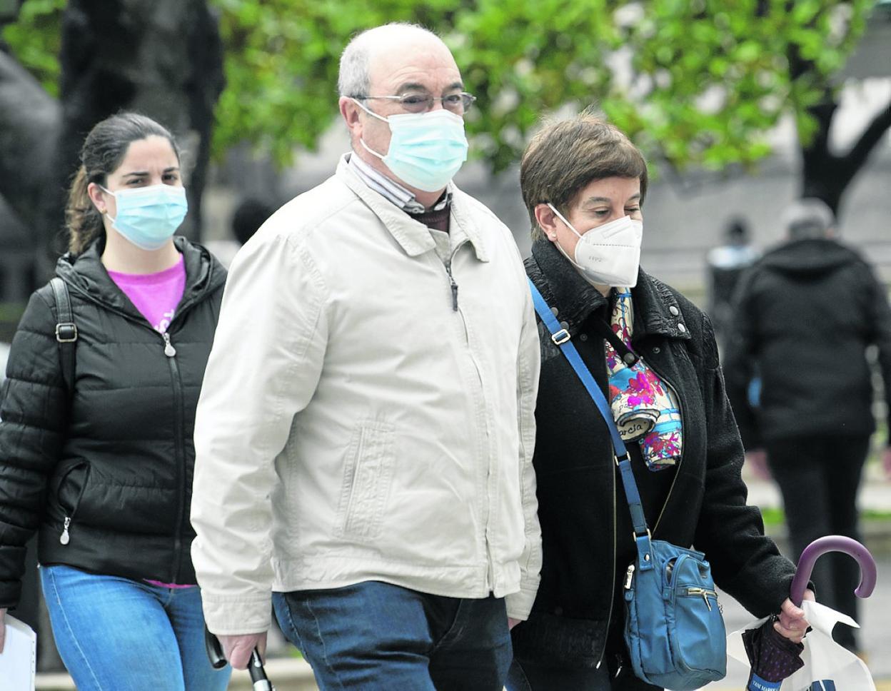 Vecinos de Santander pasean con la mascarilla puesta. maría gil