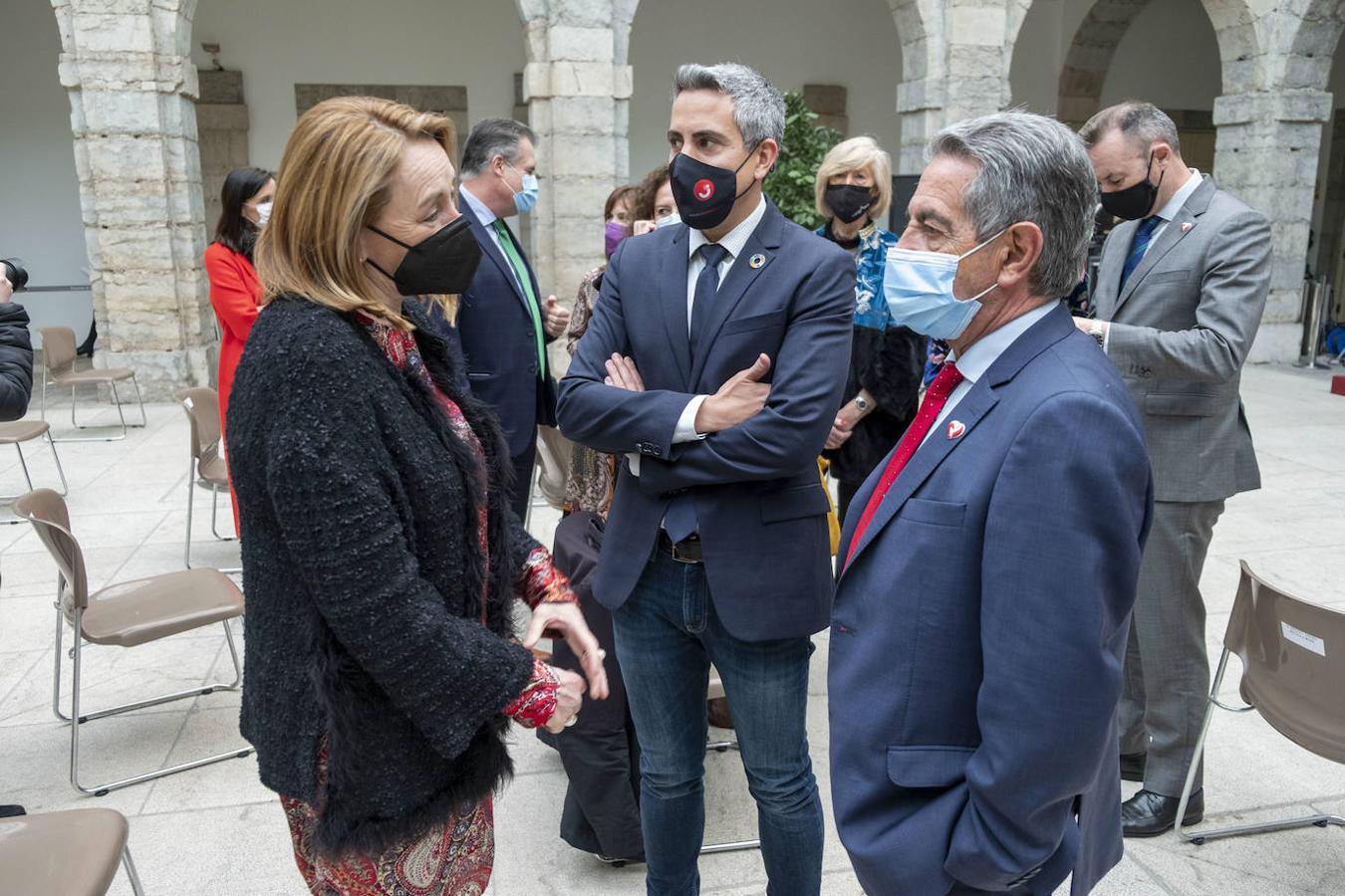 Durante su discurso para conmemorar el 39 aniversario del Estatuto de Autonomía de Cantabria, el presidente del Parlamento ha recordado a las víctimas de la pandemia y ha pedido «centrar esfuerzos en la reconstrucción y recuperación de la economía»