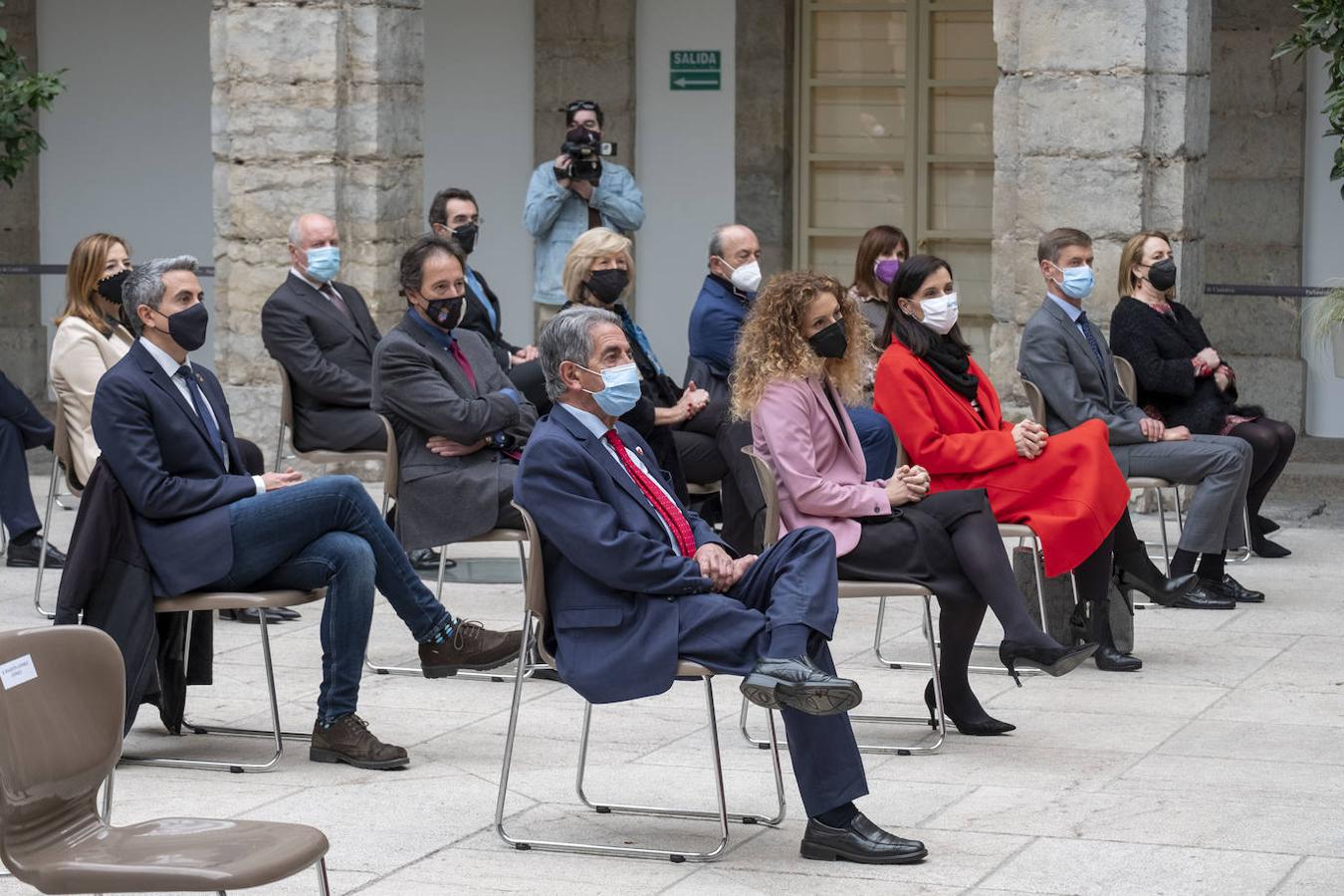 Durante su discurso para conmemorar el 39 aniversario del Estatuto de Autonomía de Cantabria, el presidente del Parlamento ha recordado a las víctimas de la pandemia y ha pedido «centrar esfuerzos en la reconstrucción y recuperación de la economía»