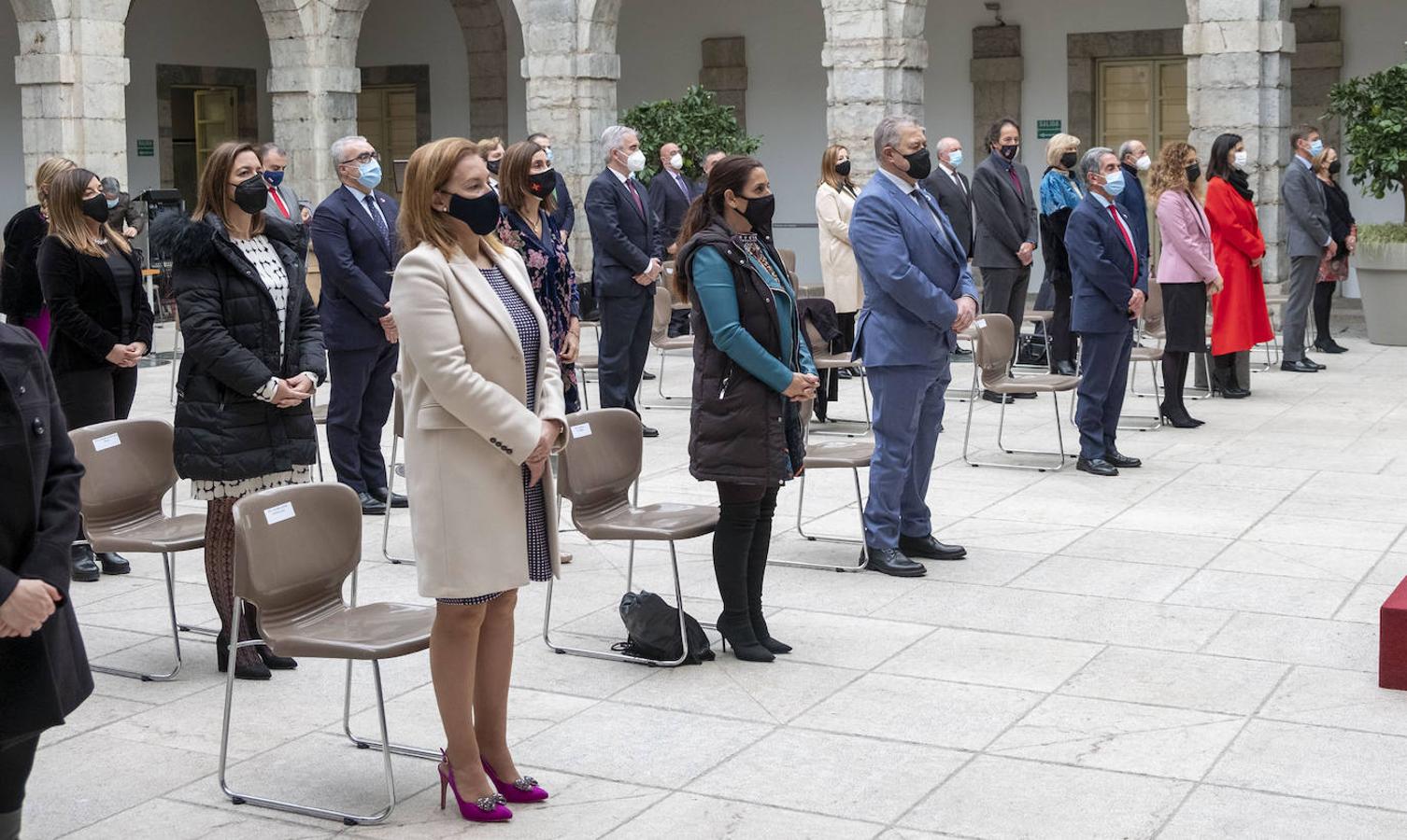 Durante su discurso para conmemorar el 39 aniversario del Estatuto de Autonomía de Cantabria, el presidente del Parlamento ha recordado a las víctimas de la pandemia y ha pedido «centrar esfuerzos en la reconstrucción y recuperación de la economía»