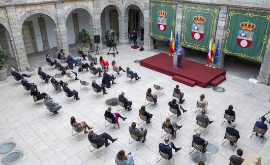 El acto se ha celebrado en el patio central de la sede de la Cámara, limitado a menos de medio centenar de invitados por las restricciones sanitarias.