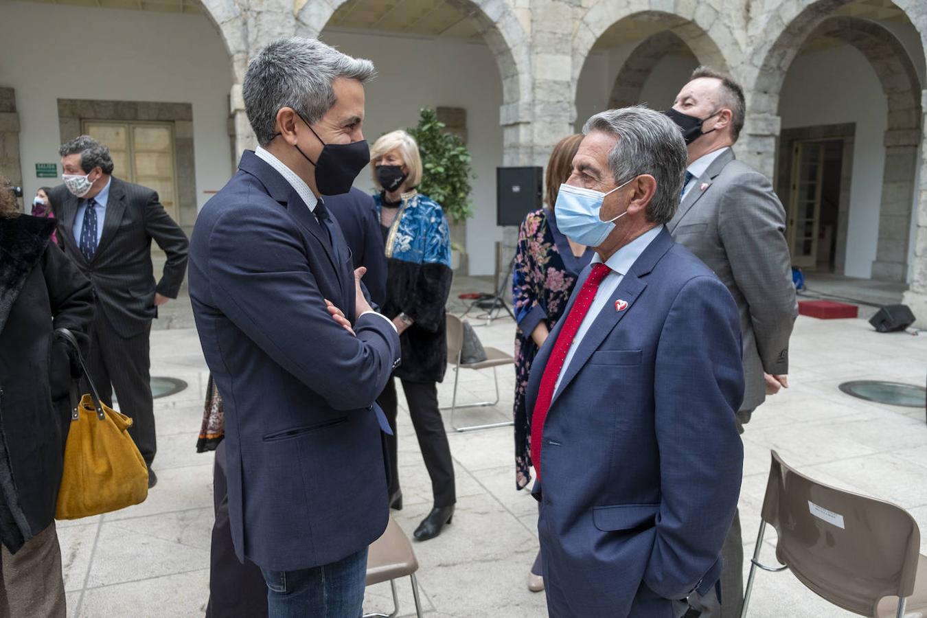 Durante su discurso para conmemorar el 39 aniversario del Estatuto de Autonomía de Cantabria, el presidente del Parlamento ha recordado a las víctimas de la pandemia y ha pedido «centrar esfuerzos en la reconstrucción y recuperación de la economía»