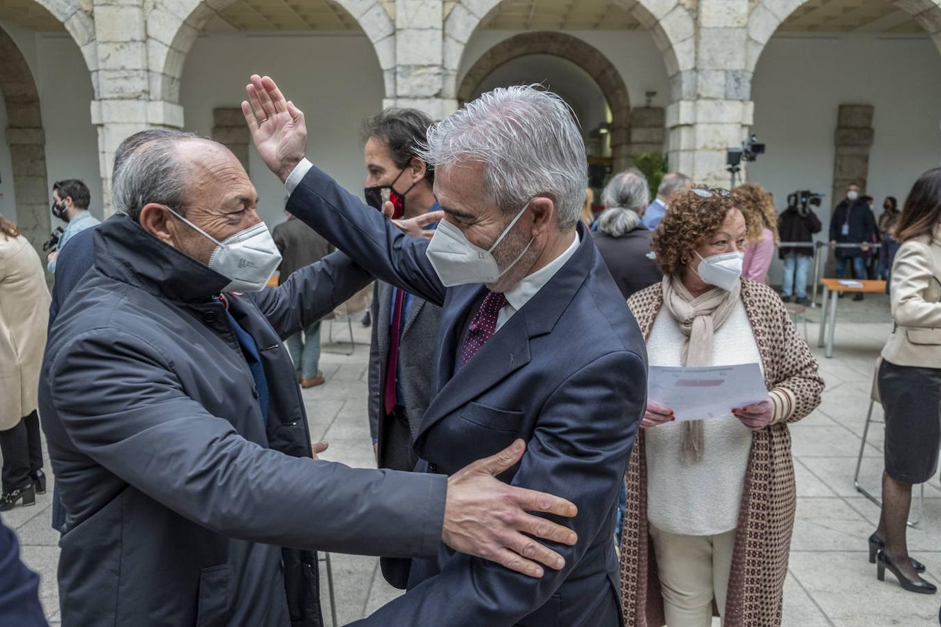 Durante su discurso para conmemorar el 39 aniversario del Estatuto de Autonomía de Cantabria, el presidente del Parlamento ha recordado a las víctimas de la pandemia y ha pedido «centrar esfuerzos en la reconstrucción y recuperación de la economía»