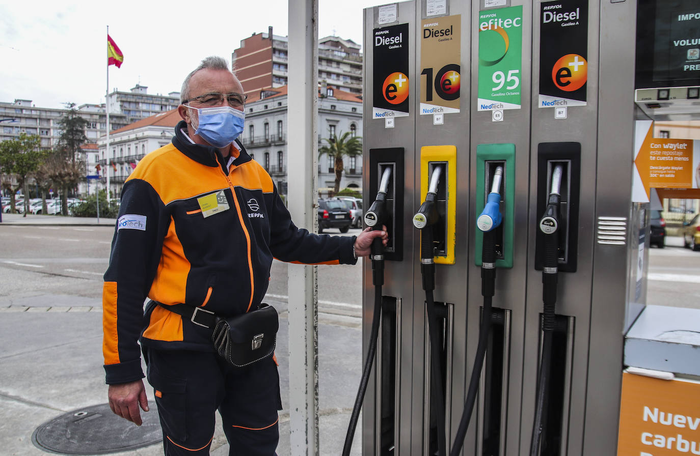 Paco Conde posa junto a uno de los surtidores de la gasolinera en la que trabaja