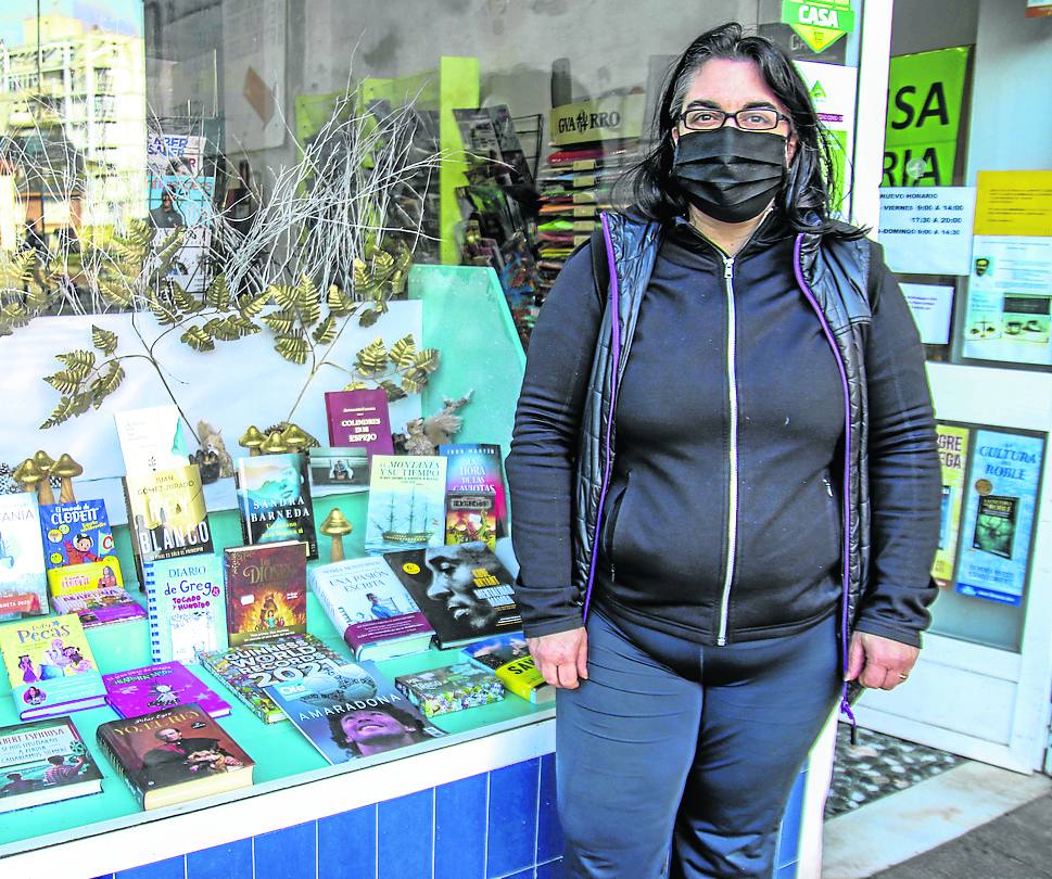 Pilar Calvo en su librería de Colindres. 