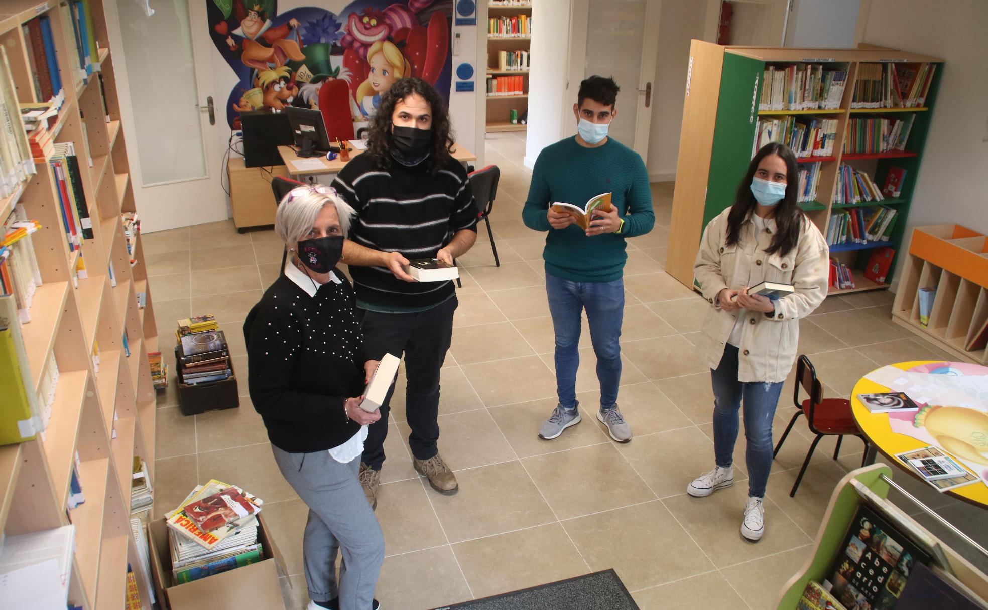 Los nuevos trabajadores de Corporaciones Locales catalogan los distintos libros en el edificio de Riotuerto 