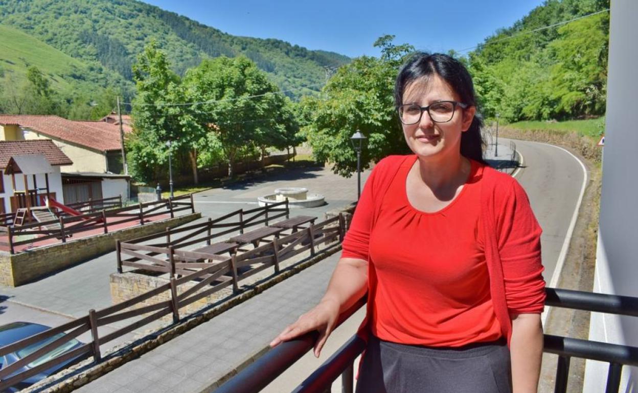 Lorena Pérez e el balcón del Ayuntamiento de Cieza