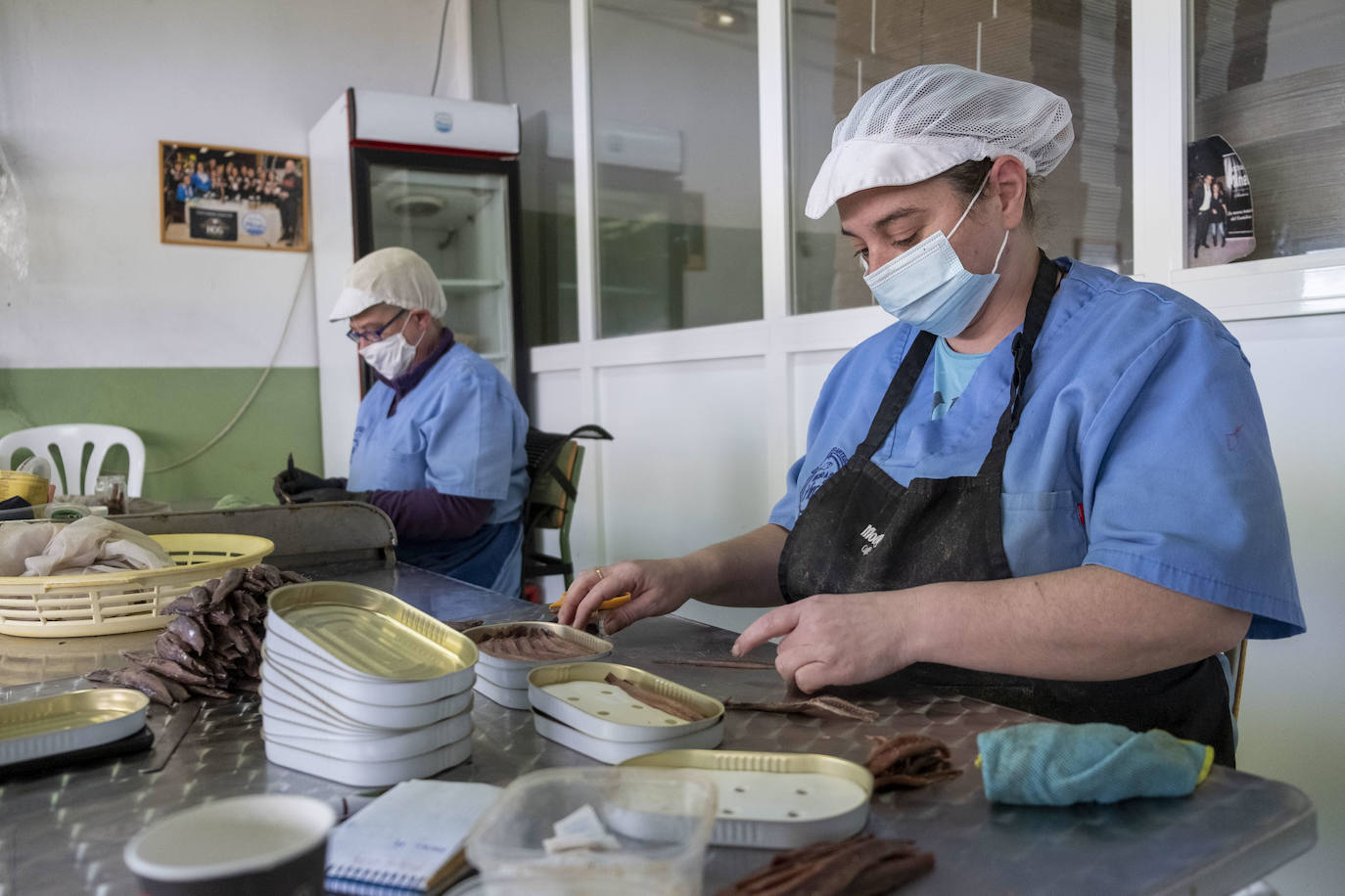 Las conserveras trabajan con rigurosas medidas anti-covid.