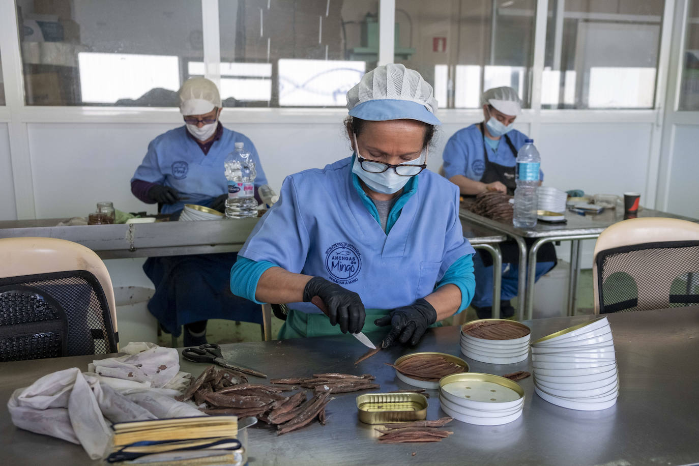 Las conserveras trabajan con rigurosas medidas anti-covid.