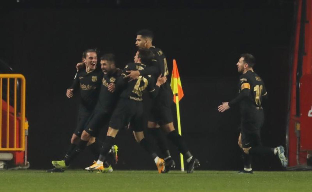 Los jugadores del Barcelona celebran el gol de Jordi Alba que forzó la prórroga ante el Granada. 