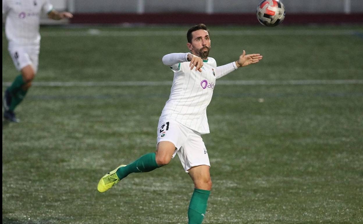 Figueras despeja el balón en el choque contra el Arenas de Getxo.