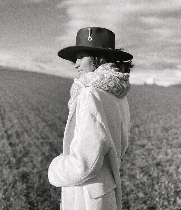 Sara Carbonero luce el sombrero diseñado exclusivamente para ella. 