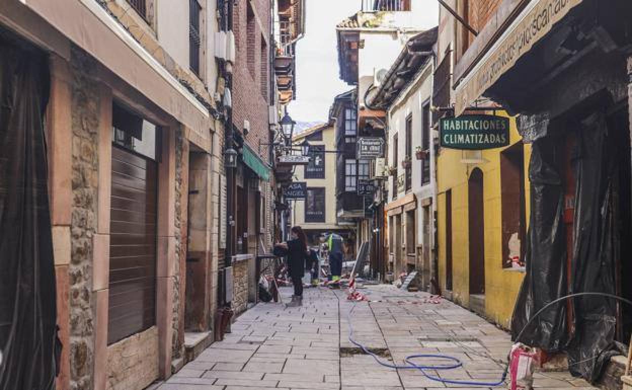 Vista actual de la calle La Cántabra, ya sin su peculiar empedrado.