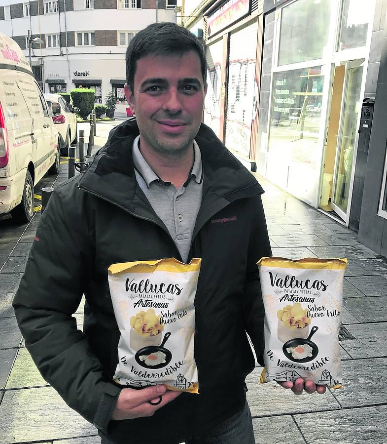 Imagen - David Fernández, de Vallucas, el primer día que inició la comercialización de estas patatas fritas con sabor. 