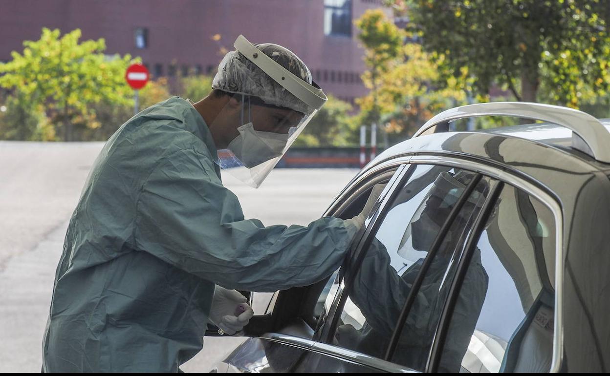 'Imagen de archivo de una prueba PCR en el coroauto del Palacio de Deportes de Santander.