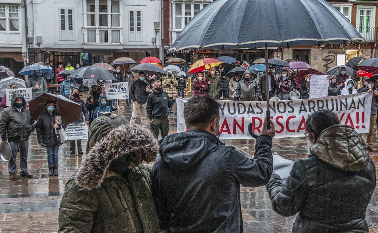 Los hosteleros de Reinosa tiraron ayer de cazuelas, bocinas y pancartas para mostrar su «malestar» con el equipo de gobierno de Reinosa, ante su «negativa» a conceder ayudas directas