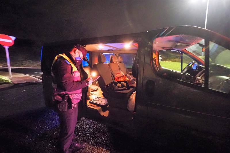 Agentes de la Policía Local inspeccionan la furgoneta después de detener a su conductora en la rotonda de Solares, donde se estrelló, tras una persecución desde Santander.