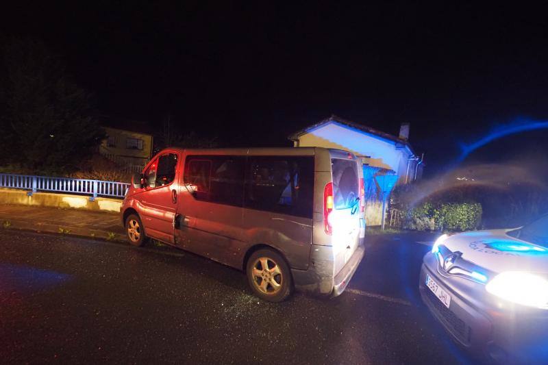 Agentes de la Policía Local inspeccionan la furgoneta después de detener a su conductora en la rotonda de Solares, donde se estrelló, tras una persecución desde Santander.