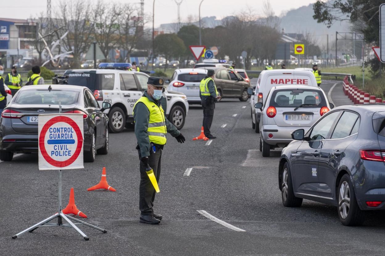 Los agentes controlan el paso de vehículos en uno de los controles de los últimos días