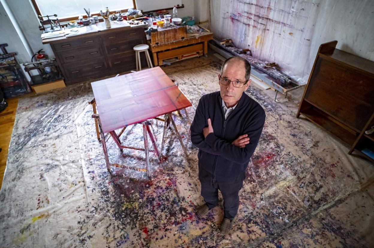 Ricardo Cavada en su estudio de El Astillero, un espacio en el que lleva más de 25 años afrontando el reto de trascender su propia pintura. 