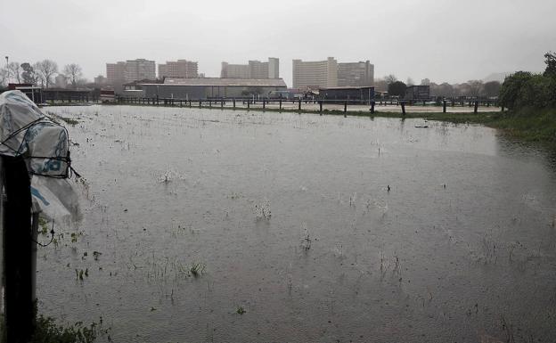 Imagen principal - Las fuertes lluvias dejan inundaciones en Unquera, Laredo, Castro y Colindres