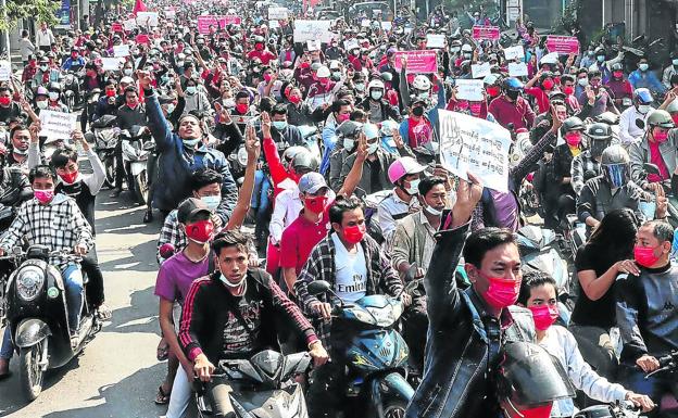 Protestas multitudinarias rechazan el golpe en Myanmar y piden que vuelva la democracia