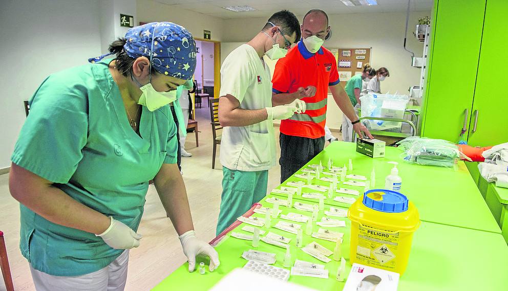 Preparativos. Una vez salida de la nevera, la vacuna debe diluirse en dos horas. Antes y después de ese proceso hay que hacer, además, un volteo de los viales (diez vueltas). 