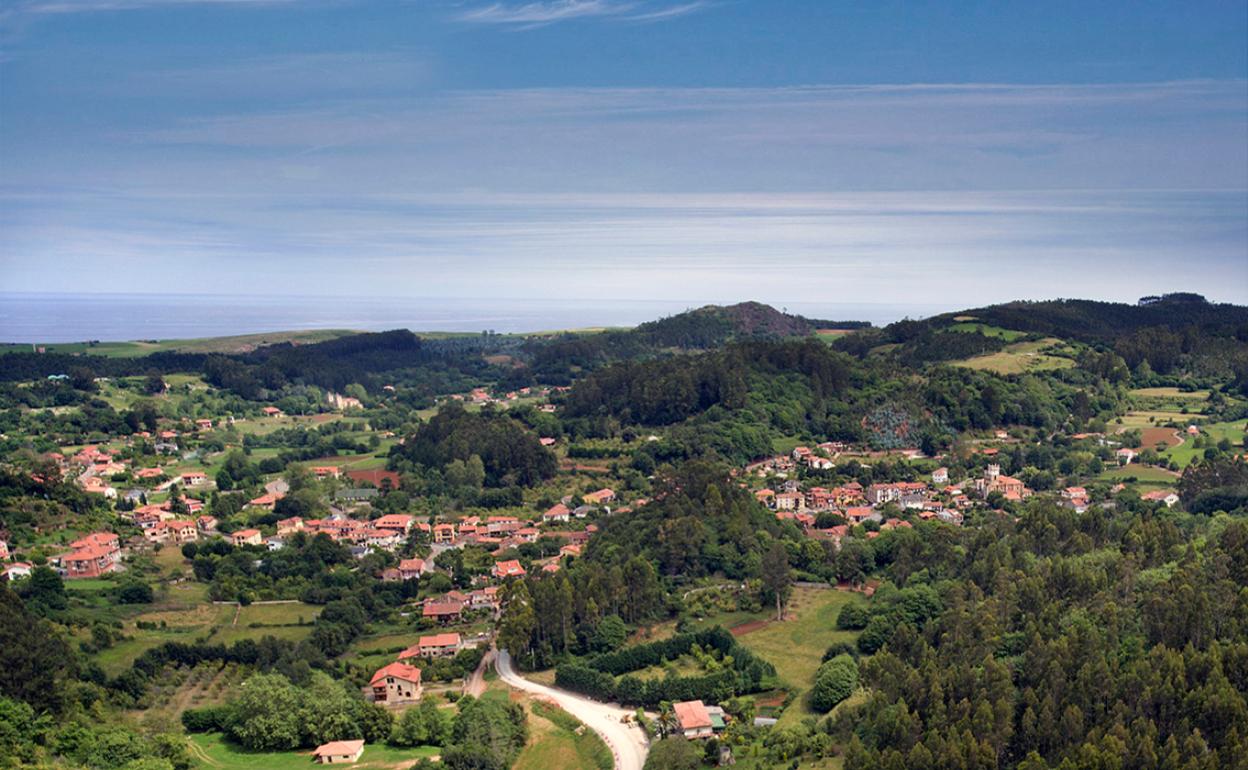 Vista panorámica del pueblo de Novales, en Alfoz de Lloredo. 