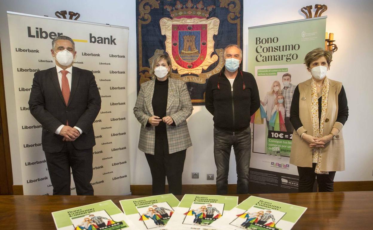 De izquierda a derecha, Javier García Esperanza, Esther Bolado, Eugenio Gómez y Blanca Saro, durante la presentación de la campaña 'Bono Consumo Camargo'. 