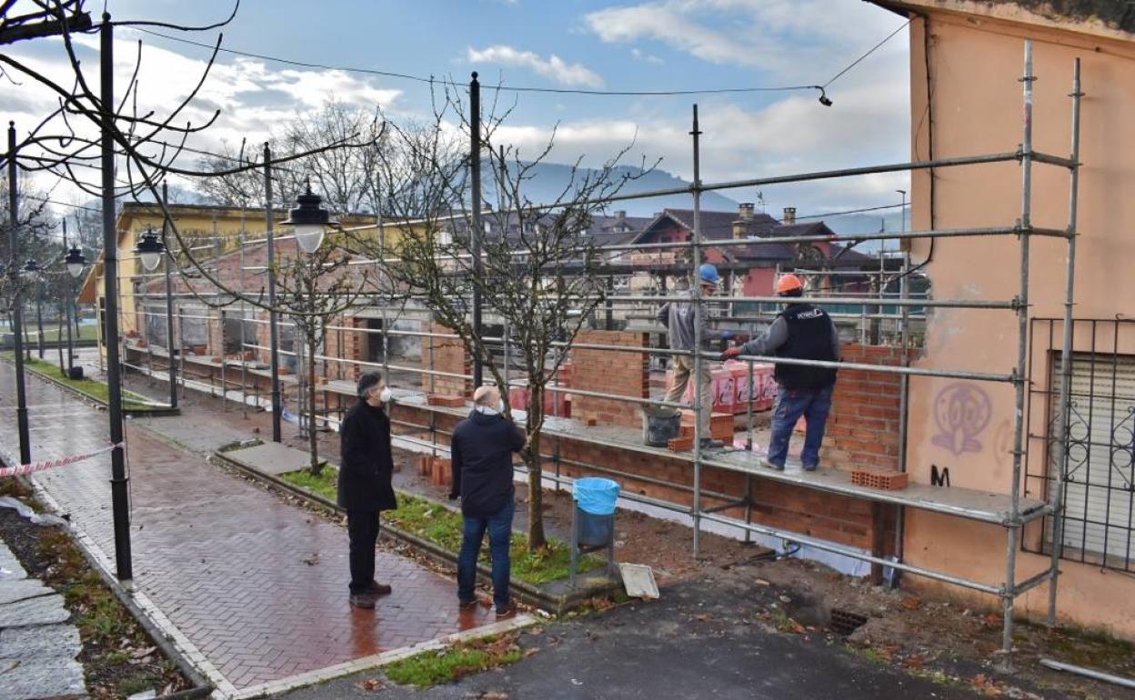 Inicio de las obras de reforma de los locales de Juan XXIII, al norte de Los Corrales